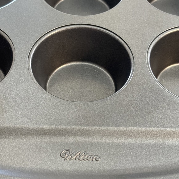 Wilton Non-Stick Bakeware Muffin Top & Cupcake Pan Perfect Shape 12 Holes - Picture 2 of 4